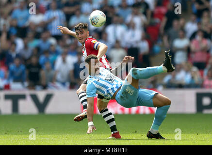 La ville de Coventry Jonson Clarke-Harris (avant) en action au cours de la Sky Bet League Final deux au stade de Wembley, Londres. Banque D'Images