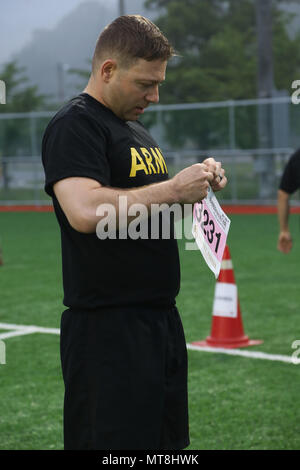 L'Adjudant-chef de l'armée américaine 2 Mario L. Sottosanti, originaire d'Mojare Valley, AZ attribué à E Co. 2-1, 35e Bataillon ADA BDE, met son étiquette d'identification pour mener l'Armée Test d'aptitude physique au cours de la 8 e armée 2018 Concours meilleur guerrier, qui s'est déroulée au Camp Casey, République de Corée, le 14 mai 2018. Le huitième meilleur guerrier de l'Armée de la concurrence est tenu de reconnaître et de sélectionner les plus qualifiés se sont enrôlés et junior sous-officier pour représenter 8 e armée à l'armée américaine meilleur guerrier Pacifique compétition à Schofield Barracks, HI. La concurrence va aussi reconnaître le Banque D'Images