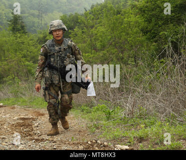 Circuit de l'armée américaine Dong Ha Park, originaire de Seoul, République de Corée, affecté à la Compagnie Charlie, 204e Bataillon des transmissions de l'expéditionnaire, procède à l'essai de navigation terrestre au cours de la 8 e armée 2018 Concours meilleur guerrier, qui s'est déroulée au Camp Casey, République de Corée, le 14 mai 2018. Le huitième meilleur guerrier de l'Armée de la concurrence est tenu de reconnaître et de sélectionner les plus qualifiés se sont enrôlés et junior sous-officier pour représenter 8 e armée à l'armée américaine meilleur guerrier Pacifique compétition à Schofield Barracks, HI. Le concours permettra également reconnaître l'agent les plus performants, l'adjudant un Banque D'Images