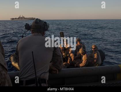 L'USS Iwo Jima (LHD 7) est un navire d'assaut amphibie de classe Wasp de la marine américaine mis en service en 2001. Le 13 mai 2018, les Marines affectés à la 26th Marine Expeditionary Unit approchent un coussin aérien de débarquement d'un engin de combat en caoutchouc F470 Zodiac lors d'opérations amphibies dans la zone d'opérations de la 5th Fleet. L'image d'archives montre les manœuvres de petits bateaux le long de plates-formes amphibies navales pendant le déploiement. Banque D'Images