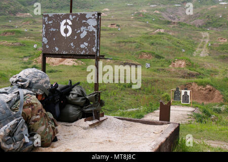 La FPC. Kim, Do, originaire de Incheon, Corée du Sud, affecté à la 35e Brigade d'artillerie de défense aérienne, engage une cible à l'analyse de stress au cours de la 8 e armée meilleur guerrier de la concurrence, s'est déroulée au Camp Casey, République de Corée, le 14 mai. La 8e Armée BWC reconnaît et sélectionne les plus qualifiés se sont enrôlés et junior sous-officier pour représenter 8 e armée à l'armée américaine meilleur guerrier Pacifique compétition à Schofield Barracks, HI, en juin. Le concours permettra également reconnaître l'agent les plus performants, l'adjudant et le coréen de renforts à l'Armée américaine à la Huitième Armée soldat Banque D'Images