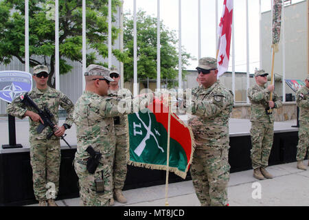 L'AÉRODROME DE BAGRAM, en Afghanistan (14 mai 2018) - Le Lieutenant-colonel de l'armée géorgienne Irakli Chitanava et 1er Sgt. Sustsumia Goga, 11e Bataillon d'infanterie légère géorgienne et commandant chef enrôlé senior, déploie l'unité de leurs couleurs, 14 mai 2018, au cours d'une cérémonie de transfert d'autorité à Bagram Airfield. Le 11e Bataillon d'infanterie légère de la Géorgie a officiellement remplacé le 31e Bataillon d'infanterie légère géorgienne après leur déploiement de six mois en Afghanistan. L'OTAN (photo par le Sgt. Tanya Polk) Banque D'Images