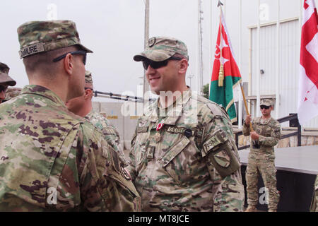 L'AÉRODROME DE BAGRAM, en Afghanistan (14 mai 2018) -- l'armée américaine, le Lieutenant-colonel Christopher DeMure 3e bataillon du 509e Parachute Infantry Regiment, Groupe de travail-3 Geronimo, commandant de l'armée géorgienne félicite le Major George Giorgadze sur sa réussite d'un déploiement de six mois en Afghanistan, le 14 mai 2018. Giorgadze, qui a reçu la Médaille du service méritoire, et des membres du 31ème bataillon d'infanterie légère de la Géorgie, a quitté l'OTAN leur appui résolu à la 11e mission responsabilités Georgian Light Infantry Battalion au cours d'une cérémonie de transfert d'autorité a tenu à Bagram Ai Banque D'Images