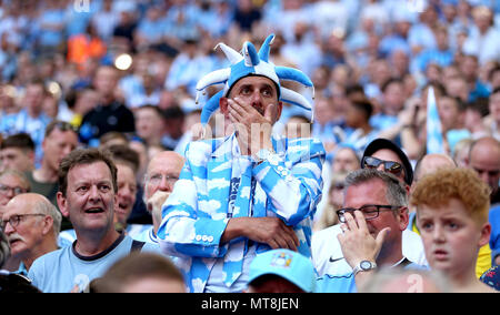 Coventry City fans dans les peuplements au cours de la Sky Bet League Final deux au stade de Wembley, Londres. Banque D'Images