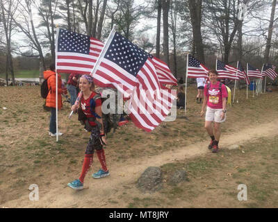 Kimberly Mauro et son partenaire rucking Diane franchissent la ligne d'arrivée à l'événement marathon de Boston Ruck difficiles le 15 avril 2017. L'événement a recueilli des fonds pour la Fondation des amis militaires, un organisme qui vise à répondre aux besoins liés au service des membres des forces et les premiers intervenants. Banque D'Images