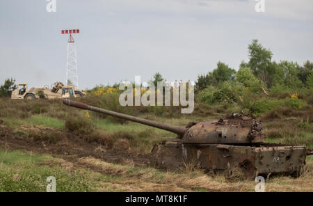 Des soldats américains de la 194e Brigade du Génie de la Garde nationale, Tennessee, effectuer les opérations de construction horizontale tout en commençant la construction d'un déménagement armored cible (MAT) au cours de Resolute à 2018 Château une gamme près de la zone d'entraînement de Drawsko Pomorskie, Pologne, le 15 mai 2018. Resolute Castle est un exercice d'entraînement multinational pour l'OTAN et l'armée américaine des ingénieurs, qui prend en charge la résolution de l'Atlantique en favorisant l'interopérabilité. Résoudre l'Atlantique est une démonstration de l'engagement des États-Unis à la sécurité collective de l'Europe à travers le déploiement de forces américaines en rotation en coopération Banque D'Images