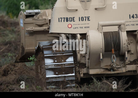 Des soldats américains de la 194e Brigade du Génie de la Garde nationale, Tennessee, effectuer les opérations de construction horizontale tout en commençant la construction d'un déménagement armored cible (MAT) au cours de Resolute à 2018 Château une gamme près de la zone d'entraînement de Drawsko Pomorskie, Pologne, le 15 mai 2018. Resolute Castle est un exercice d'entraînement multinational pour l'OTAN et l'armée américaine des ingénieurs, qui prend en charge la résolution de l'Atlantique en favorisant l'interopérabilité. Résoudre l'Atlantique est une démonstration de l'engagement des États-Unis à la sécurité collective de l'Europe à travers le déploiement de forces américaines en rotation en coopération Banque D'Images