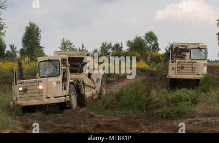 Des soldats américains de la 194e Brigade du Génie de la Garde nationale, Tennessee, effectuer les opérations de construction horizontale tout en commençant la construction d'un déménagement armored cible (MAT) au cours de Resolute à 2018 Château une gamme près de la zone d'entraînement de Drawsko Pomorskie, Pologne, le 15 mai 2018. Resolute Castle est un exercice d'entraînement multinational pour l'OTAN et l'armée américaine des ingénieurs, qui prend en charge la résolution de l'Atlantique en favorisant l'interopérabilité. Résoudre l'Atlantique est une démonstration de l'engagement des États-Unis à la sécurité collective de l'Europe à travers le déploiement de forces américaines en rotation en coopération Banque D'Images