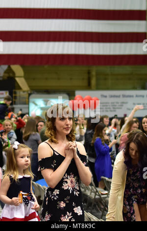 Kelsey Foster et sa fille Claire anticiper l'arrivée imminente de Sgt. Ashton Foster de Joint Base Elmendorf-Richardson Hangar 1 du dimanche 13 mai. Près de 300 parachutistes, de l'armée américaine Alaska's 4th Infantry Brigade Combat Team (Airborne), 25e Division d'infanterie, au retour d'un déploiement de neuf mois en Afghanistan dans le cadre de l'opération Liberté's Sentinel. (Photo de l'Armée/John Pennell) Banque D'Images