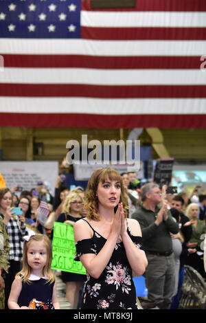 Kelsey Foster et sa fille Claire anticiper l'arrivée imminente de Sgt. Ashton Foster de Joint Base Elmendorf-Richardson Hangar 1 du dimanche 13 mai. Près de 300 parachutistes, de l'armée américaine Alaska's 4th Infantry Brigade Combat Team (Airborne), 25e Division d'infanterie, au retour d'un déploiement de neuf mois en Afghanistan dans le cadre de l'opération Liberté's Sentinel. (Photo de l'Armée/John Pennell) Banque D'Images