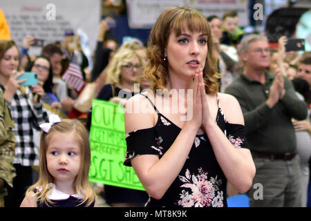 Kelsey Foster et sa fille Claire anticiper l'arrivée imminente de Sgt. Ashton Foster de Joint Base Elmendorf-Richardson Hangar 1 du dimanche 13 mai. Près de 300 parachutistes, de l'armée américaine Alaska's 4th Infantry Brigade Combat Team (Airborne), 25e Division d'infanterie, au retour d'un déploiement de neuf mois en Afghanistan dans le cadre de l'opération Liberté's Sentinel. (Photo de l'Armée/John Pennell) Banque D'Images