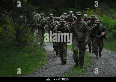 Concurrents dans le I Corps 2018 Concours meilleur guerrier mener un 7-mile road mars au cours de la 2e journée de la compétition le 15 mai 2018, at Joint Base Lewis-McChord. Tous les concurrents sont tenus d'effectuer plus de 35 livres dans leur ruck sack et terminer le parcours le plus rapidement possible. (U.S. Photo de l'armée par le Sgt. Kyle Larsen) Banque D'Images