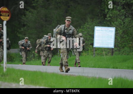 Concurrents dans le I Corps 2018 Concours meilleur guerrier mener un 7-mile road mars au cours de la 2e journée de la compétition le 15 mai 2018, at Joint Base Lewis-McChord. Tous les concurrents sont tenus d'effectuer plus de 35 livres dans leur ruck sack et terminer le parcours le plus rapidement possible. (U.S. Photo de l'armée par le Sgt. Kyle Larsen) Banque D'Images