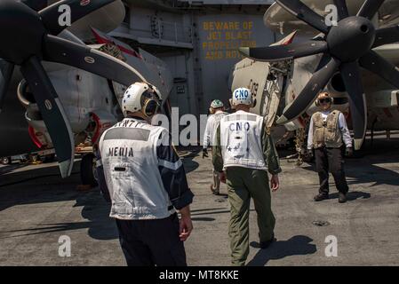 180514-N-UV609-0293 de l'OCÉAN ATLANTIQUE (14 mai 2018) Le chef des opérations navales Adm. John Richardson, et chef de la marine française Adm. Christophe Prazuck, marcher vers l'île après avoir observé les opérations de vol à bord du porte-avions USS George H. W. Bush (CVN 77). Le navire est en cours dans l'océan Atlantique l'escadre aérienne de transporteur des exercices avec la marine française de renforcer les partenariats et d'approfondir l'interopérabilité entre les deux nations, les forces navales. (U.S. Photo par marine Spécialiste de la communication de masse 2e classe David Mora Jr.) Banque D'Images