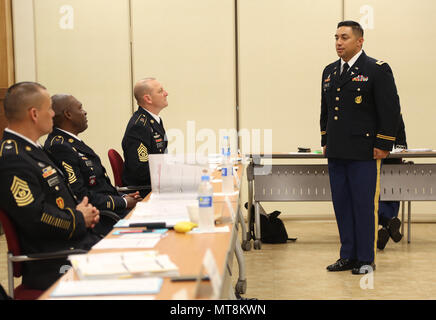 L'Adjudant-chef de l'armée américaine 2 William Uhila, originaire de Californie, Freemont affecté à la 65e brigade médicale, répond à une question à l'officier de sélection au cours de la 8 e armée 2018 Concours meilleur guerrier, qui s'est déroulée au Camp Casey, République de Corée, le 16 mai 2018. Le huitième meilleur guerrier de l'Armée de la concurrence est tenu de reconnaître et de sélectionner les plus qualifiés se sont enrôlés et junior sous-officier pour représenter 8 e armée à l'armée américaine meilleur guerrier Pacifique compétition à Schofield Barracks, HI. Le concours permettra également reconnaître l'agent les plus performants, l'adjudant un Banque D'Images