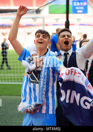 La ville de Coventry Tom Bayliss (à gauche) célèbre après le ciel Ligue pari final deux au stade de Wembley, Londres. Banque D'Images