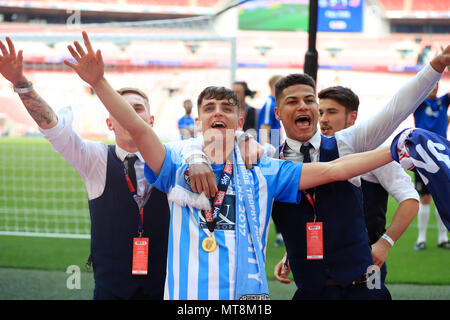 La ville de Coventry Tom Bayliss (centre) célèbre après le ciel Ligue pari final deux au stade de Wembley, Londres. Banque D'Images