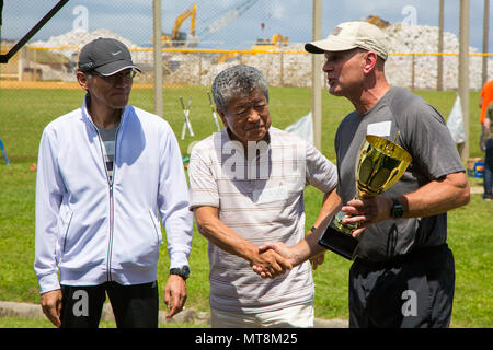 CAMP SCHWAB, Okinawa, Japon- Le Colonel Kevin Norton, droite, serre la main avec Munekatsu Kayou, milieu, avant qu'une partie de balle molle 12 mai Camp à bord Schwab, Okinawa, Japon. Le tournoi a permis aux membres de Henoko et le Bureau de la défense d'Okinawa, qui travaillent en étroite collaboration avec des Marines (Camp Schwab, de faire connaissance. Quatre équipes ont participé à ce tournoi qui comprenait deux équipes de marins, une équipe du PMO et une équipe de Henoko. Norton est le commandant du Camp Schwab. (U.S. Marine Corps photo de la FPC. Nicole Rogge) Banque D'Images