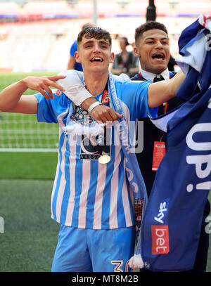 La ville de Coventry Tom Bayliss (à gauche) célèbre après le ciel Ligue pari final deux au stade de Wembley, Londres. Banque D'Images