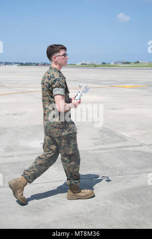 MCAS FUTENMA, Okinawa, Japon - lance le Cpl. Elie Davis promenades sur la ligne de vol avec un anémomètre de poche 15 Mai à bord du Marine Corps Air Station de Futenma, à Okinawa, au Japon. L'Anémomètre de poche est utilisée pour déterminer la vitesse et la direction du vent. La météorologie et de l'océanologie Marines utilisez ce en liaison avec les observations visuelles pour déterminer les conditions météorologiques. Davis est un analyste METOC forecaster avec siège et l'appui du Siège, MCAS Futenma. (U.S. Marine Corps photo de la FPC. Seymour) Paul Renaud Banque D'Images