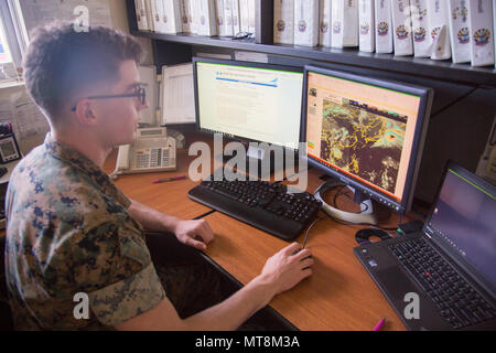 MCAS FUTENMA, Okinawa, Japon - lance le Cpl. Elie Davis vérifie les rapports météorologiques provenant d'autres stations dans la région Asie-Pacifique 15 Mai à bord du Marine Corps Air Station de Futenma, à Okinawa, au Japon. Les sites de prévision peut être utilisé par n'importe qui qui veut voir les conditions météorologiques dans la région du Pacifique. Davis est un analyste de la météorologie et de l'océanologie forecaster avec siège et l'appui du Siège, MCAS Futenma. (U.S. Marine Corps photo de la FPC. Seymour) Paul Renaud Banque D'Images