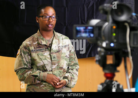 Le Sgt. Erika Bustamante, Baltimore, MD, autochtones affectés à 65e brigade médicale interagit avec un instructeur au cours de l'entrevue à la caméra de l'évaluation environnementale au cours de la 8 e armée 2018 Concours meilleur guerrier, qui s'est déroulée au Camp Casey, République de Corée, le 16 mai 2018. Le huitième meilleur guerrier de l'Armée de la concurrence est tenu de reconnaître et de sélectionner les plus qualifiés se sont enrôlés et junior sous-officier pour représenter 8 e armée à l'armée américaine meilleur guerrier Pacifique compétition à Schofield Barracks, HI. Le concours permettra également reconnaître l'agent les plus performants, l'adjudant et le Coréen Augme Banque D'Images