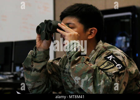 Le Cpl. Choi, Ji Heon, un natif de Séoul affecté à 65e brigade médicale, repère une cible simulés au cours de l'appel-pour-le-feu partie de la Huitième Armée, 2018 Concours meilleur guerrier, qui s'est déroulée au Camp Casey, République de Corée, le 16 mai 2018. Le huitième meilleur guerrier de l'Armée de la concurrence est tenu de reconnaître et de sélectionner les plus qualifiés se sont enrôlés et junior sous-officier pour représenter 8 e armée à l'armée américaine meilleur guerrier Pacifique compétition à Schofield Barracks, HI. Le concours permettra également reconnaître l'agent les plus performants, l'adjudant et le coréen de renforts à l'armée américaine s Banque D'Images