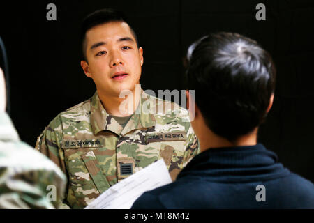 Le Sgt. Kwon, n'Yoon, a-si de Changwon, République de Corée, les autochtones affectés à la 2e Division d'infanterie/Division combinés américano-interagit avec le Sgt. Maryam Collignon, un media player de rôle assigné à la 20e Détachement des affaires publiques, au cours de l'entrevue à la caméra partie de la Huitième Armée, 2018 Concours meilleur guerrier, qui s'est déroulée au Camp Casey, République de Corée, le 16 mai 2018. Le huitième meilleur guerrier de l'Armée de la concurrence est tenu de reconnaître et de sélectionner les plus qualifiés se sont enrôlés et junior sous-officier pour représenter 8 e armée à l'armée américaine meilleur guerrier Pacifique compétition à Schofield Banque D'Images