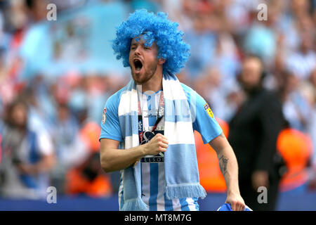 La ville de Coventry célèbre Marc McNulty après le ciel Bet League Final deux au stade de Wembley, Londres. Banque D'Images