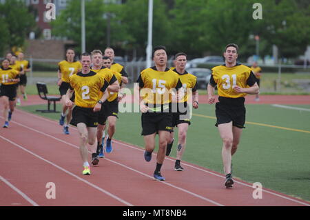 Concurrents dans le concours de meilleur GUERRIER I Corps (BWC) mener l'Armée Test de condition physique pour commencer le 3ème jour de la compétition le 16 mai 2018, at Joint Base Lewis-McChord. (U.S. Photo de l'armée par le Sgt. Kyle Larsen) Banque D'Images