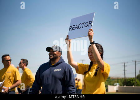 180511-N-VQ790-051 Newport News, Virginie (11 mai 2018) 3ème classe 4400 Machiniste Elainne Dizon, un leader de remise en forme à bord de la classe Nimitz porte-avions USS George Washington (CVN 73), est titulaire d'un signe d'assembler des marins du réacteur le ministère. George Washington est en cours de révision (complexe de ravitaillement RCOH) au chantier naval Newport News. RCOH est un projet de quatre ans presque réalisée qu'une seule fois pendant une durée de 50 ans du transporteur qui comprend la durée de vie de l'équipage du navire de ravitaillement deux réacteurs nucléaires, ainsi que d'importantes réparations, mises à niveau et de modernisation. (U.S. Photo de la marine par la communication de masse Banque D'Images