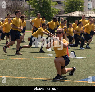 180511-N-VQ790-487 Newport News, Virginie (11 mai 2018) Communications de l'intérieur 3e classe Électricien Rocha Kenya, un leader de remise en forme à bord de la classe Nimitz porte-avions USS George Washington (CVN 73), démontre l'exercice technique pour les marins. George Washington est en cours de révision (complexe de ravitaillement RCOH) au chantier naval Newport News. RCOH est un projet de quatre ans presque réalisée qu'une seule fois pendant une durée de 50 ans du transporteur qui comprend la durée de vie de l'équipage du navire de ravitaillement deux réacteurs nucléaires, ainsi que d'importantes réparations, mises à niveau et de modernisation. (U.S. Photo par Marine Commun de masse Banque D'Images