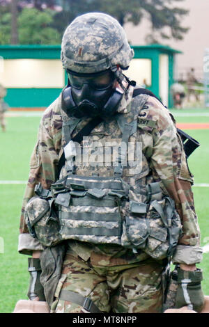 Slt Brian Trabun, Seattle, WA, autochtones affectés à la 35e Brigade d'artillerie de défense aérienne, porte-conteneurs de 5 litres d'eau au cours de la remise en forme physique défi partie de la 8 e armée 2018 Concours meilleur guerrier, qui s'est déroulée au Camp Casey, République de Corée, le 17 mai. Le huitième meilleur guerrier de l'Armée de la concurrence est tenu de reconnaître et de sélectionner les plus qualifiés se sont enrôlés et junior sous-officier pour représenter 8 e armée à l'armée américaine meilleur guerrier Pacifique compétition à Schofield Barracks, HI. Le concours permettra également reconnaître l'agent les plus performants, l'adjudant et Ko Banque D'Images