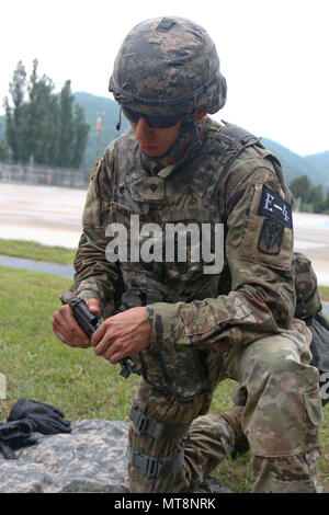 La CPS. Xavier Morales, un Albuquerque, NM native, affecté à la 35e Brigade d'artillerie de défense aérienne, effectue une vérification des fonctions sur un pistolet M9 pendant la journée enjeux partie de la Huitième Armée, 2018 Concours meilleur guerrier, qui s'est déroulée au Camp Casey, République de Corée, le 17 mai. Le huitième meilleur guerrier de l'Armée de la concurrence est tenu de reconnaître et de sélectionner les plus qualifiés se sont enrôlés et junior sous-officier pour représenter 8 e armée à l'armée américaine meilleur guerrier Pacifique compétition à Schofield Barracks, HI. Le concours permettra également reconnaître l'agent les plus performants, l'adjudant et la Corée Banque D'Images