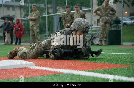 Le Cpl. Choi, Ji Heon, originaire de Séoul, Corée du Sud, attribué à 65e brigade médicale, haute-rampe au défi de la condition physique au cours de la 8 e armée 2018 Concours meilleur guerrier, qui s'est déroulée au Camp Casey, République de Corée, le 17 mai. La Huitième Armée, Armes biologiques se tient à reconnaître et à sélectionner les plus qualifiés se sont enrôlés et junior sous-officier pour représenter 8 e armée à l'armée américaine meilleur guerrier Pacifique compétition à Schofield Barracks, HI, en juin. Le concours permettra également reconnaître l'agent les plus performants, l'adjudant et le coréen de renforts à l'armée américaine soldat à th Banque D'Images