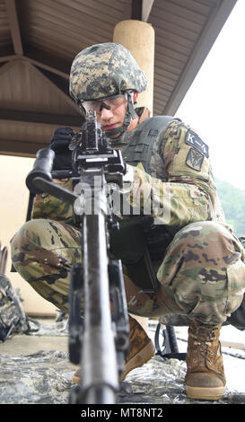 La FPC. Kim, Do, originaire de Incheon, Corée du Sud, affecté à la 35e Brigade d'artillerie de défense aérienne, assemble une mitrailleuse M240 à la journée défi enjeux au cours de la 8 e armée 2018 Concours meilleur guerrier, qui s'est déroulée au Camp Casey, République de Corée, le 17 mai. La Huitième Armée, Armes biologiques se tient à reconnaître et à sélectionner les plus qualifiés se sont enrôlés et junior sous-officier pour représenter 8 e armée à l'armée américaine meilleur guerrier Pacifique compétition à Schofield Barracks, HI, en juin. Le concours permettra également reconnaître l'agent les plus performants, l'adjudant et le coréen l'augmentation à l'U Banque D'Images