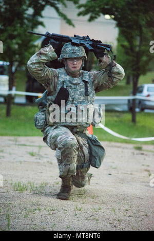 2e lieutenant William Mohr, originaire de Petersburg, WV, affecté à la 1ère Brigade du signal, effectue l'aptitude physique à fentes défi au cours de la 8 e armée 2018 Concours meilleur guerrier, qui s'est déroulée au Camp Casey, République de Corée, le 17 mai. La Huitième Armée, Armes biologiques se tient à reconnaître et à sélectionner les plus qualifiés se sont enrôlés et junior sous-officier pour représenter 8 e armée à l'armée américaine meilleur guerrier Pacifique compétition à Schofield Barracks, HI, en juin. Le concours permettra également reconnaître l'agent les plus performants, l'adjudant et le coréen de renforts à l'armée américaine soldat à th Banque D'Images