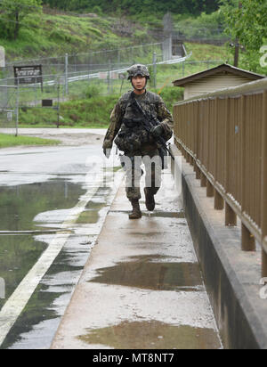 Le Cpl. Chanson, Tae Hoon, originaire de Séoul, Corée du Sud, attribué à 1st Armored Brigade Combat Team, 3e Division d'infanterie, appuyer la 2e Division d'infanterie dans le cadre de la forces de rotation, se déplace vers son prochain point à la journée défi enjeux au cours de la 8 e armée 2018 Concours meilleur guerrier, qui s'est déroulée au Camp Casey, République de Corée, le 17 mai. La Huitième Armée, Armes biologiques se tient à reconnaître et à sélectionner les plus qualifiés se sont enrôlés et junior sous-officier pour représenter 8 e armée à l'armée américaine meilleur guerrier Pacifique compétition à Schofield Barracks, HI, en juin. Le concours aura un Banque D'Images