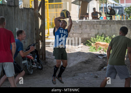 Les Marines américains affectés au 9e Bataillon d'appui du génie de jouer au basket-ball avec des soldats de l'Armée Philippine affecté à la 522ème bataillon de génie et de construction au cours d'un jeu de pick-up à l'école élémentaire en Calangitan Capas, Tarlac, Philippines, le 16 mai 2018. Balikatan 2018, dans sa 34e version, est un américain annuel-exercice d'entraînement militaire des Philippines a porté sur une grande variété de missions, y compris l'assistance humanitaire et les secours en cas de catastrophe, le contre-terrorisme et autres opérations militaires conjointes qui s'est tenue du 7 au 18 mai. (U.S. Photo par marine Spécialiste de la communication de masse 1ère classe Daniel Banque D'Images