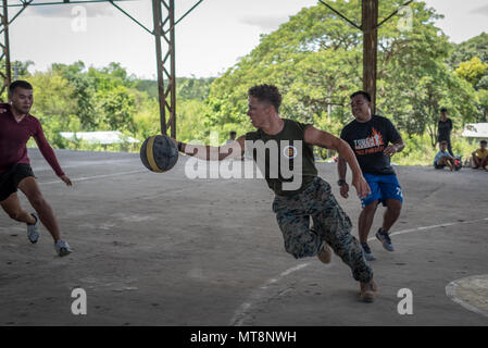 Les Marines américains affectés au 9e Bataillon d'appui du génie de jouer au basket-ball avec des soldats de l'Armée Philippine affecté à la 522ème bataillon de génie et de construction au cours d'un jeu de pick-up à l'école élémentaire en Calangitan Capas, Tarlac, Philippines, le 16 mai 2018. Balikatan 2018, dans sa 34e version, est un américain annuel-exercice d'entraînement militaire des Philippines a porté sur une grande variété de missions, y compris l'assistance humanitaire et les secours en cas de catastrophe, le contre-terrorisme et autres opérations militaires conjointes qui s'est tenue du 7 au 18 mai. (U.S. Photo par marine Spécialiste de la communication de masse 1ère classe Daniel Banque D'Images