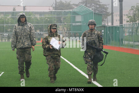 Le coréen l'augmentation à l'US Army Soldier Cpl. Choi Ji Heon, originaire de Séoul, République de Corée, affecté à la 65e brigade médicale, prend un tour autour du champ au défi de la condition physique au cours de la Huitième Armée 2018 Concours meilleur guerrier, qui s'est déroulée au Camp Casey, République de Corée, le 17 mai 2018. Le huitième meilleur guerrier de l'Armée de la concurrence est tenu de reconnaître et de sélectionner les plus qualifiés se sont enrôlés et junior sous-officier pour représenter 8 e armée à l'armée américaine meilleur guerrier Pacifique compétition à Schofield Barracks, HI. La concurrence va aussi reconnaître le haut Banque D'Images