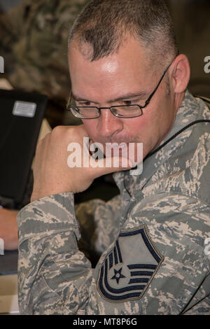 Maître. Le Sgt. Branson Bentley, un Technicien en protection de l'information, les analyses de son réseau pour les menaces potentielles au cours Cyber Shield, le mercredi 16 mai, au Camp Atterbury, Ind. Cyber Shield 18 Army National Guard est un exercice visant à évaluer les plans d'intervention sur les Guerriers de cyberincidents et dispose de plus de 800 soldats et aviateurs. (U.S. Photo de l'armée par la CPS. Michael Hunnisett) Banque D'Images