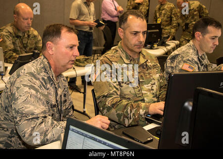 Le Colonel Corey Halvorson parle à Master Sgt. Steven, un incident Riitano, intervenant au cours distingué visiteur jour pour Cyber Shield, le mercredi 15 mai au Camp Atterbury, Indiana. Bouclier Cyber Army National Guard est un exercice visant à évaluer les plans d'intervention sur les Guerriers de cyberincidents et possède plus de 800 soldats et aviateurs canadiens participants. (U.S. Photo de l'armée par la CPS. Michael Hunnisett) Banque D'Images