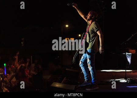 Canaan Smith, un artiste de musique country, fonctionne à la 15e édition annuelle de la fête nous vous saluons à bord du Marine Corps Air Ground Combat Center, Twentynine Palms, Californie, le 12 mai 2018. L'événement annuel se tient à remercier les militaires à bord du centre de combat pour leur service et a comporté une free live concert de musique, jeux, activités, repas et boissons. (U.S. Marine Corps photo par Lance Cpl. Rachel K. Porter) Banque D'Images