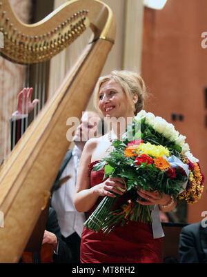 La harpiste Jana Bouskova & PKF - Philharmonie de Prague sous la direction de Zbynek Muller effectuer pendant les concerts dans le festival international de musique le Printemps de Prague à Prague, République tchèque, 26 mai 2018. (CTK Photo/Michala Rihova)