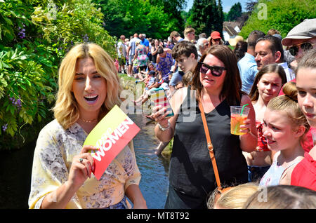 Village lâche, au Royaume-Uni. 28 mai 2018. Village lâche, Kent, Stacey Solomon (chanteur et animateur d'ITV's Loose Women) commence le premier de beaucoup de chauffe à l'Assemblée annuelle de la Banque mondiale mai la course de canards. La célèbre course de canards, organisée par le lâche (rime avec 'alcool') Équipements Association, a lieu tous les vacances de banque peut sur le cours d'eau qui traverse le centre de village près de Maidstone. Credit : PjrFoto/Alamy Live News Banque D'Images