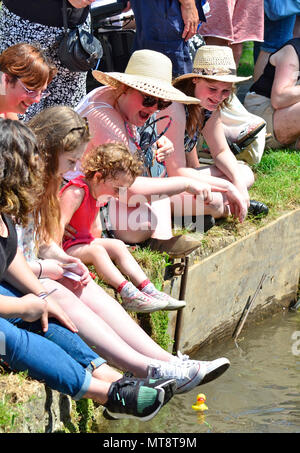 Village lâche, au Royaume-Uni. 28 mai 2018. Village lâche, Kent, Stacey Solomon (chanteur et animateur d'ITV's Loose Women) commence le premier de beaucoup de chauffe à l'Assemblée annuelle de la Banque mondiale mai la course de canards. La célèbre course de canards, organisée par le lâche (rime avec 'alcool') Équipements Association, a lieu tous les vacances de banque peut sur le cours d'eau qui traverse le centre de village près de Maidstone. Credit : PjrFoto/Alamy Live News Banque D'Images