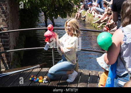 Stacey Solomon Femmes lâche présentatrice TV avec de vraies femmes lâche lâche dans Kent village Banque D'Images