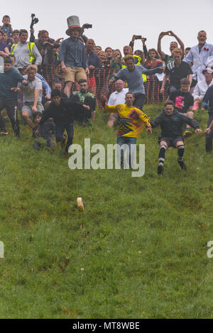 Coopers Hill, Gloucester, Royaume-Uni. 28 mai 2018. Le fromage non officiel annuel et d'événement de réveil. Concours fou de tous les coins du monde se retrouvent au sommet d'une colline dans le Gloucestershire étape pour chasser un 9lb fromage vers le bas de la roue. Comme dans la tradition vieille de 200 ans la première au fond remporte le fromage. Photographie : 79crédit/Alamy Live News Banque D'Images