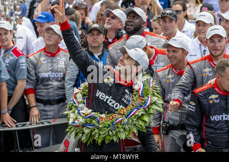 27 mai 2018 - Indianapolis, Indiana, États-Unis d'Amérique - force de volonté (12) de l'Australie remporte son premier trophée Borg-Warner après avoir remporté les 500 miles d'Indianapolis à Indianapolis Motor Speedway à Indianapolis en Indiana. (Crédit Image : © Walter G Arce Sr Inc/ASP ASP via Zuma sur le fil) Banque D'Images